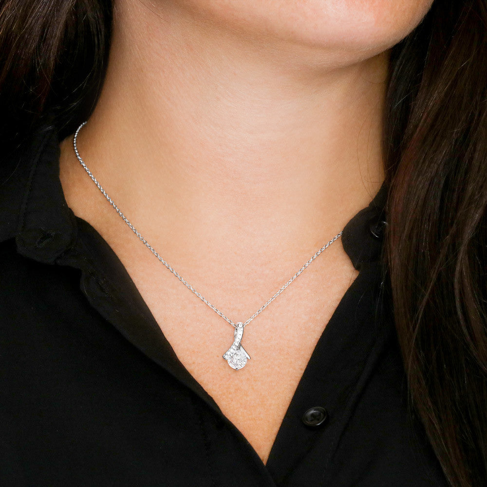 picture of a woman s upper abdomen where an alluring beauty necklace is shown